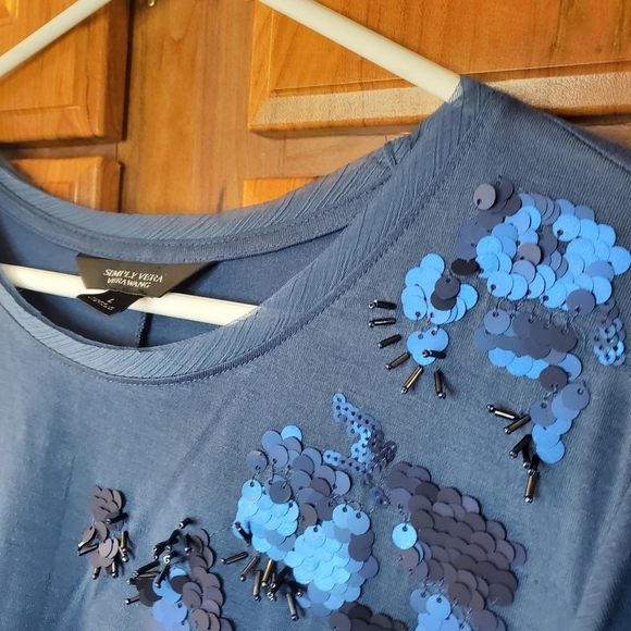 Simply VERA Asymmetrical Hem Sequins Embroidered Scoop Neckline Tee Size L - Picture 5 of 6